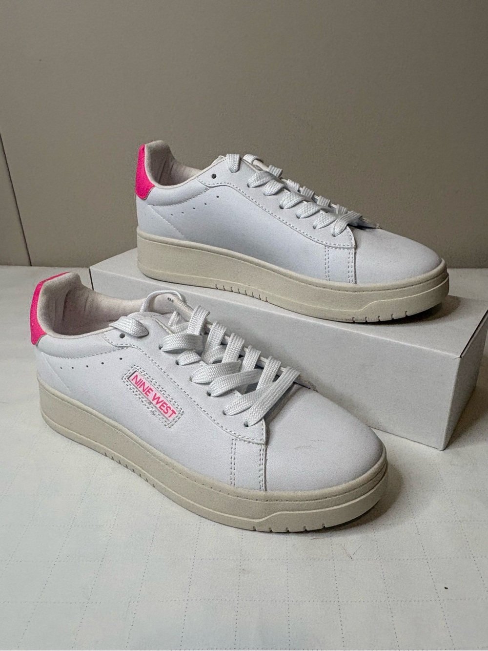 Nine West Women's sz 8.5 M White & Pink Dunnit Sport Luxe Lace Up Sneaker (16)